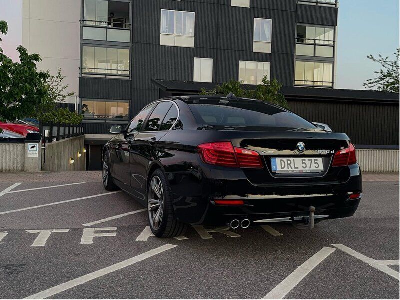 Svart Begagnad 2015 BMW 530 Comfort Edition Sedan | 190 000 kr (Bra pris) - Bild 1/4