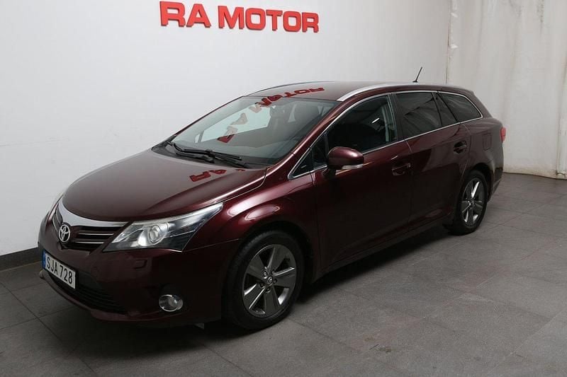 Mörkröd Begagnad 2015 Toyota Avensis Multidrive S Kombi | 149 800 kr (Marknadspris) - Bild 1/3