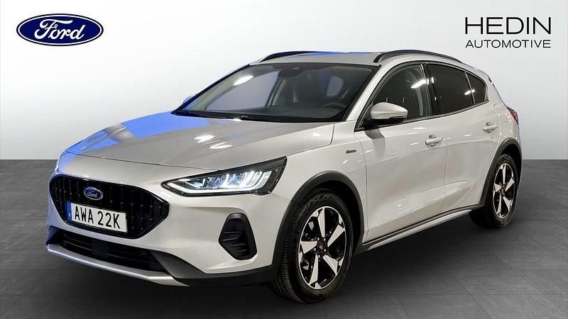 Grå (grey) Begagnad 2023 Ford Focus Active Sedan | 199 900 kr - Bild 1/4