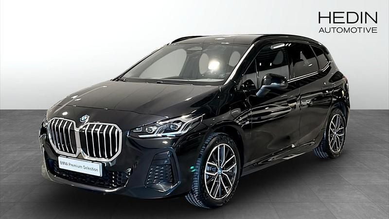 Svart Begagnad 2024 BMW 225 Active Tourer M Sport Minibuss | 399 700 kr (Dyr) - Bild 1/4
