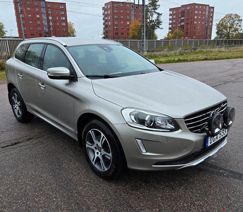 Ljusbrun Begagnad 2014 Volvo XC60 Summum SUV | 146 000 kr (Marknadspris) - Bild 1/4