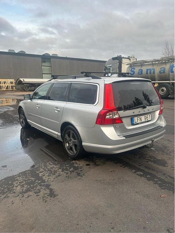 Grå Begagnad 2011 Volvo V70 Momentum Kombi | 55 000 kr (Bra pris) - Bild 1/4