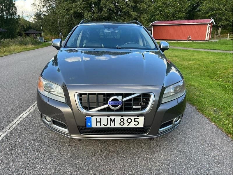 Grå Begagnad 2010 Volvo V70 R-Design Kombi | 59 500 kr (Superpris) - Bild 1/4