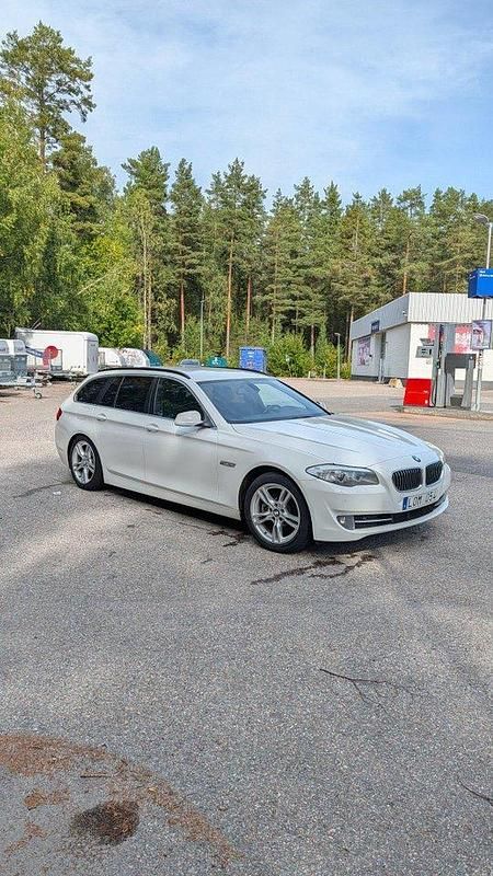 Vit Begagnad 2011 BMW 520 Kombi | 83 000 kr (Marknadspris) - Bild 1/3