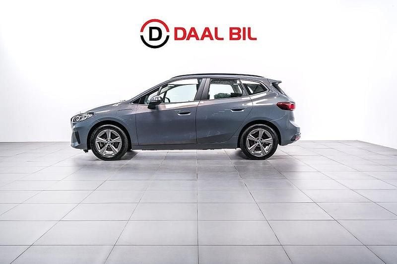 Grå Begagnad 2023 BMW 225 Active Tourer Minibuss | 314 700 kr (Marknadspris) - Bild 1/4