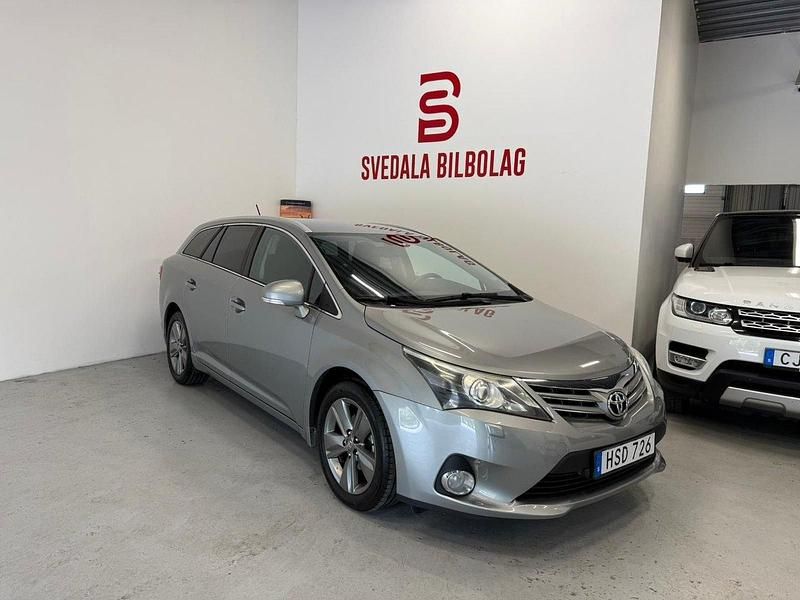 Ljusgrå (grå) Begagnad 2015 Toyota Avensis Edition Kombi | 89 900 kr (Marknadspris) - Bild 1/4