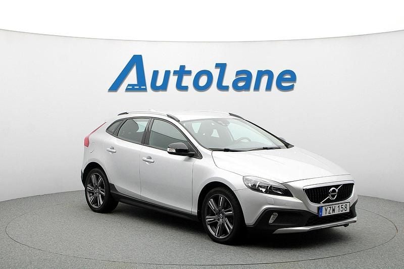 Bright silver metallic Begagnad 2018 Volvo V40 CC Kombi | 169 900 kr (Marknadspris) - Bild 1/2