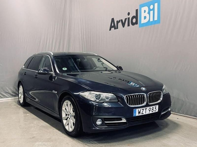 Blå Begagnad 2015 BMW 520 Kombi | 158 700 kr (Marknadspris) - Bild 1/3