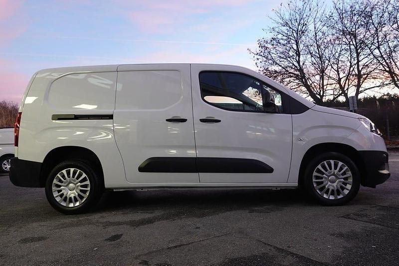 Begagnad Toyota Proace City City 131 HK (96 kW) 2023 Vit Minibuss
