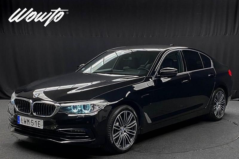 Svart Begagnad 2020 BMW 530 iPerformance Sedan | 279 800 kr (Marknadspris) - Bild 1/3