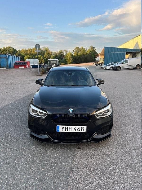 Svart Begagnad 2016 BMW M140 M Sport Halvkombi | 315 000 kr (Marknadspris) - Bild 1/4