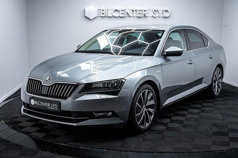 Grå Begagnad 2015 Skoda Superb LAURIN & KLEMENT Sedan | 179 900 kr (Lite dyr) - Bild 1/4