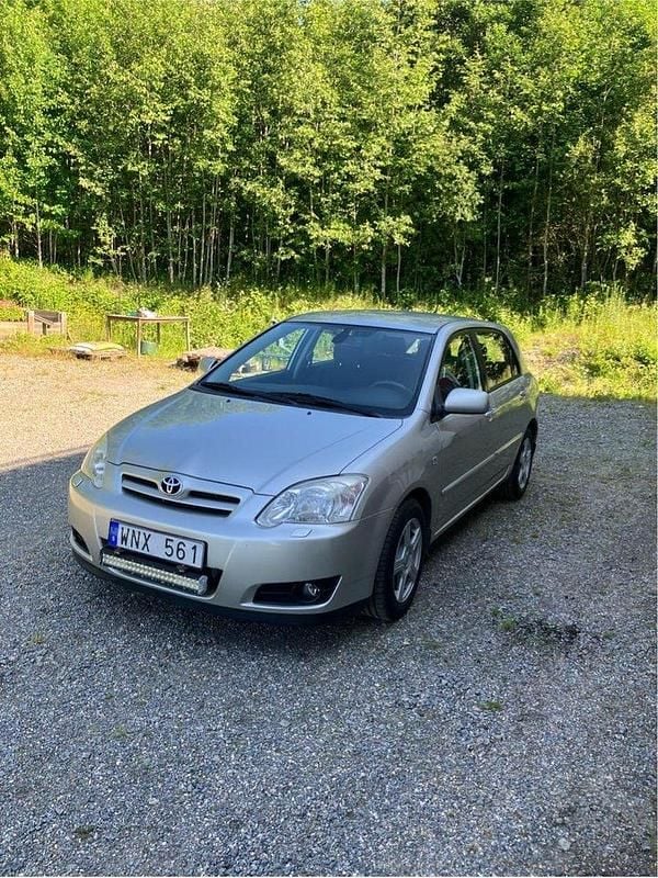 Silver Begagnad 2005 Toyota Corolla Halvkombi | 32 000 kr (Marknadspris) - Bild 1/4