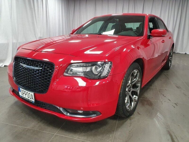 Röd Begagnad 2015 Chrysler 300 Sedan | 199 000 kr - Bild 1/4