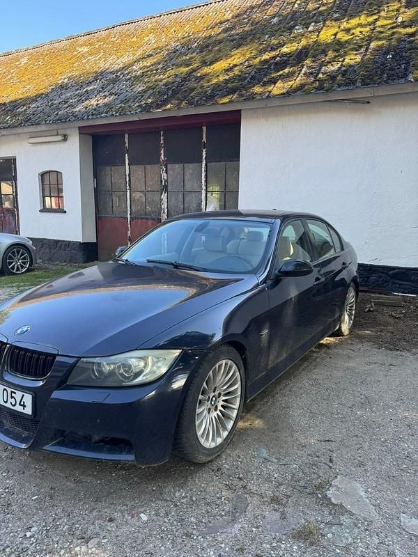Begagnad BMW 325 218 HK (160 kW) 2005 Monacoblau Sedan