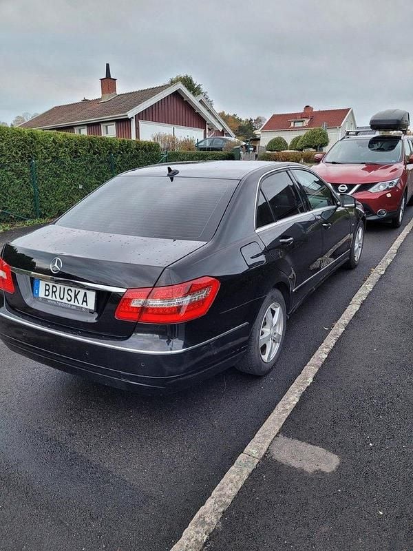Svart Begagnad 2010 Mercedes E200 Sedan | 160 000 kr (Lite dyr) - Bild 1/4