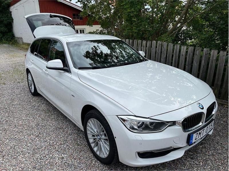 Alpinvit Begagnad 2016 BMW 320 Comfort Edition Kombi | 170 000 kr (Marknadspris) - Bild 1/4