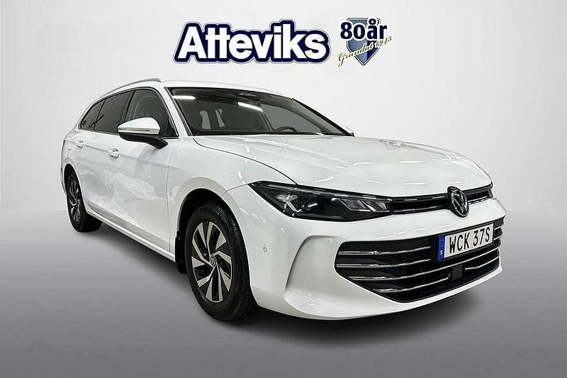 Vit Begagnad 2024 VW Passat Business Kombi | 359 900 kr (Marknadspris) - Bild 1/4
