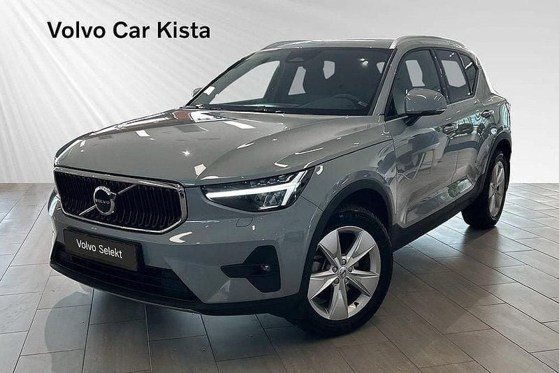 Grå Begagnad 2023 Volvo XC40 Core SUV | 329 800 kr (Marknadspris) - Bild 1/3