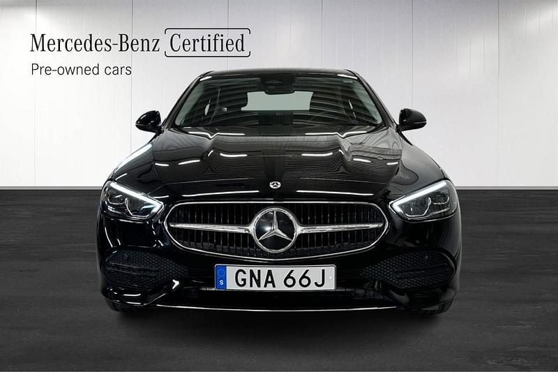 Svart (black) Begagnad 2023 Mercedes C300e Avantgarde Sedan | 440 900 kr (Superpris) - Bild 1/4
