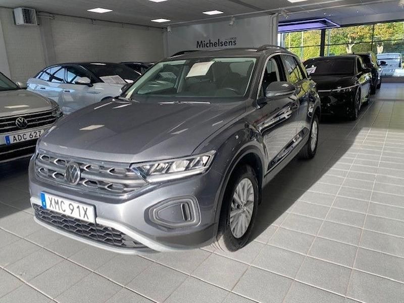 Grå Begagnad 2022 VW T-Roc Life SUV | 219 900 kr (Marknadspris) - Bild 1/4