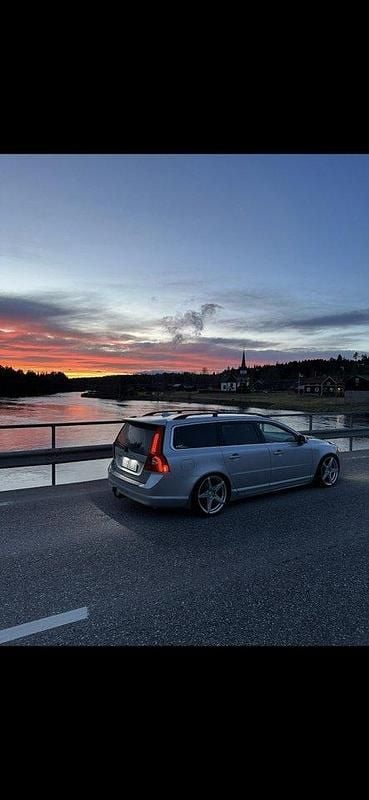 Grå Begagnad 2010 Volvo V70 Momentum Kombi | 64 000 kr (Marknadspris) - Bild 1/4