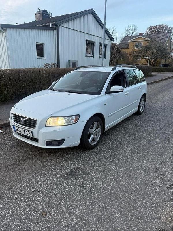 Vit Begagnad 2009 Volvo V50 Momentum Kombi | 24 000 kr (Bra pris) - Bild 1/4