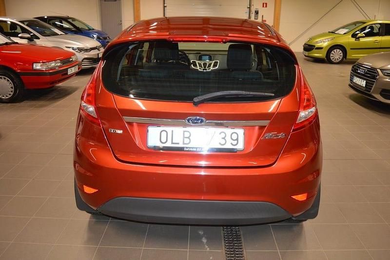 Begagnad Ford Fiesta Titanium 90 HK (66 kW) 2009 Röd Halvkombi