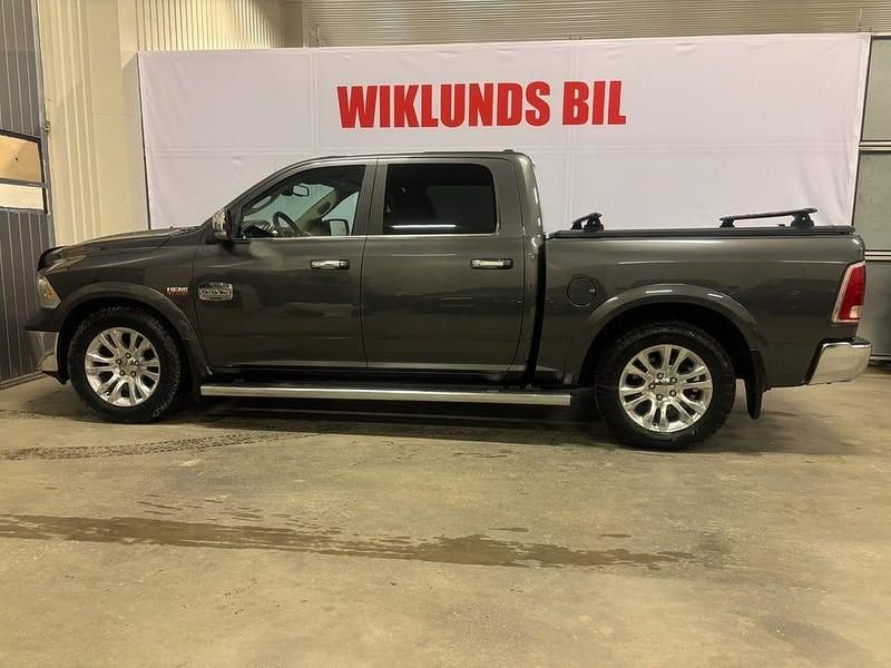 Begagnad Dodge Ram 394 HK (289 kW) 2018 Grå