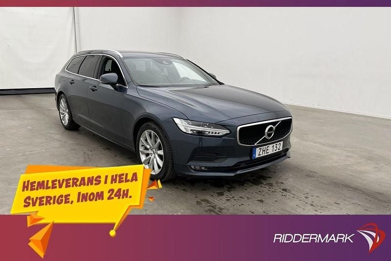 Mörkblå Begagnad 2018 Volvo V90 Momentum Kombi | 259 900 kr (Marknadspris) - Bild 1/3