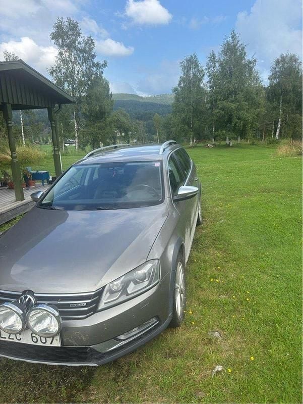 Brun Begagnad 2012 VW Passat Alltrack Kombi | 45 000 kr (Superpris) - Bild 1/4