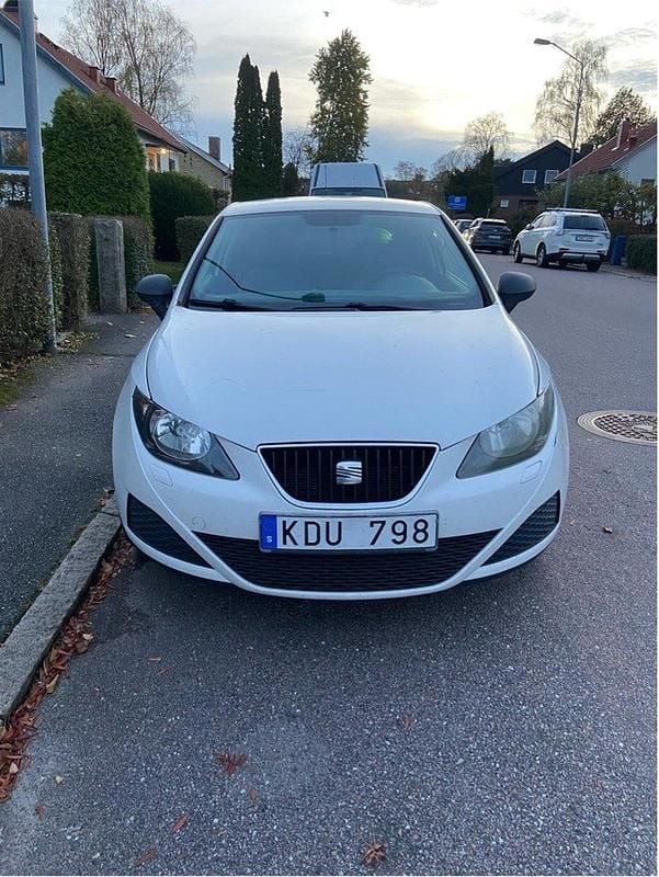 Vit Begagnad 2010 Seat Ibiza Reference Halvkombi | 26 500 kr (Bra pris) - Bild 1/4
