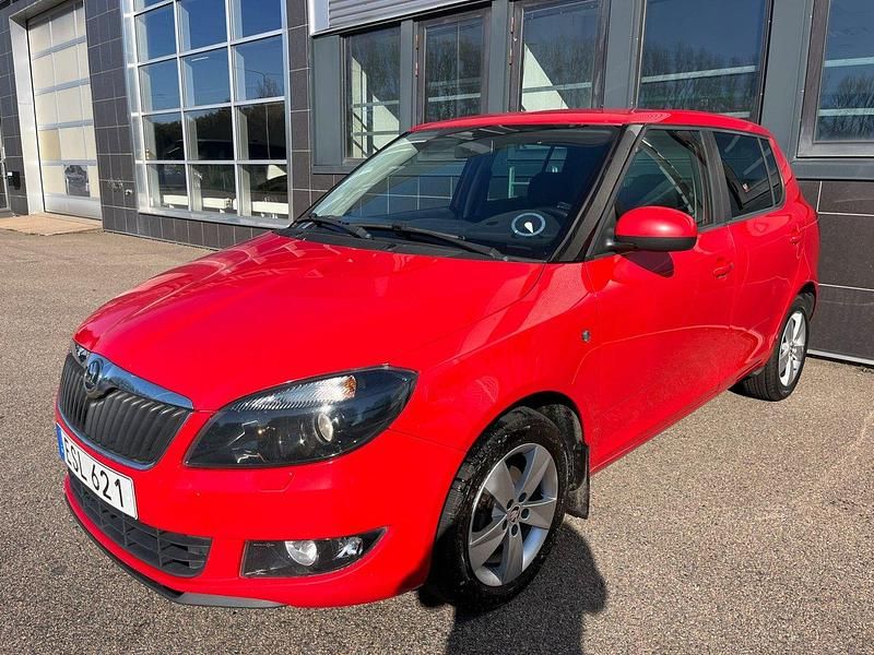 Röd Begagnad 2015 Skoda Fabia Ambiente Halvkombi | 44 900 kr (Marknadspris) - Bild 1/4