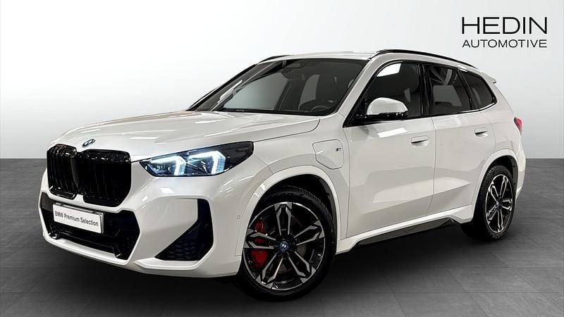 Vit (white) Begagnad 2025 BMW X1 Comfort Edition SUV | 624 700 kr - Bild 1/4