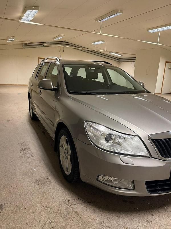 Begagnad Skoda Octavia Elegance 122 HK (89 kW) 2010 Brun Kombi