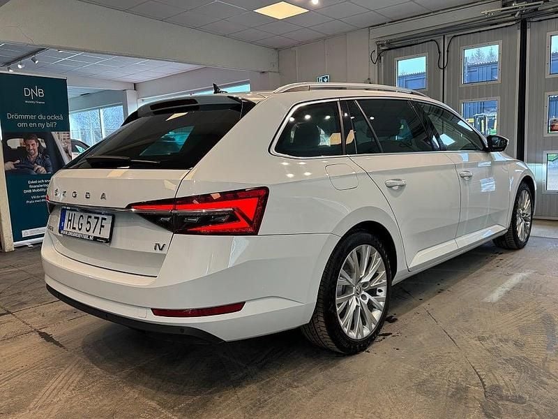Begagnad Skoda Superb Business Line 156 HK (114 kW) 2023 Vit Kombi
