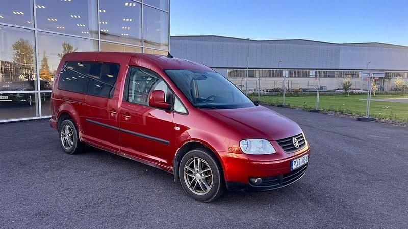 Mörkröd Begagnad 2010 VW Caddy Maxi Life Life Minibuss | 29 900 kr (Superpris) - Bild 1/4