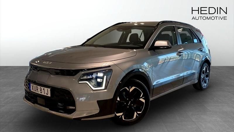 Grå (grey) Begagnad 2023 Kia e-Niro 2 SUV | 309 900 kr (Lite dyr) - Bild 1/4