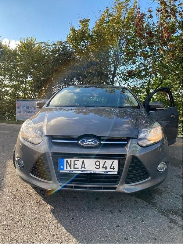 Brun Begagnad 2013 Ford Focus Titanium Kombi | 38 000 kr (Bra pris) - Bild 1/4