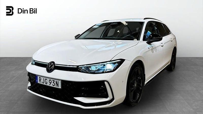 Pure white Begagnad 2025 VW Passat R-line Kombi | 449 900 kr - Bild 1/4