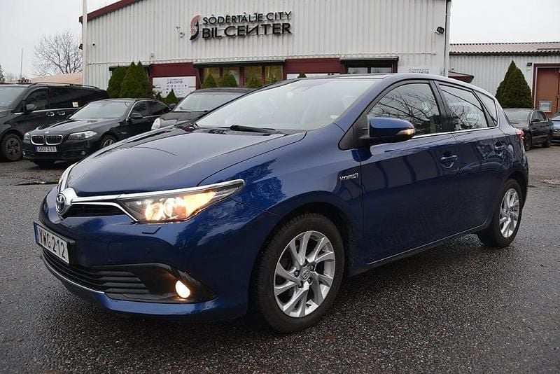 Mörkblå Begagnad 2017 Toyota Auris Hybrid Active Halvkombi | 149 900 kr (Marknadspris) - Bild 1/4