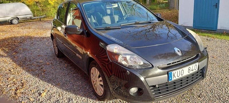 Svart Begagnad 2010 Renault Clio R.S. Halvkombi | 29 500 kr (Marknadspris) - Bild 1/3