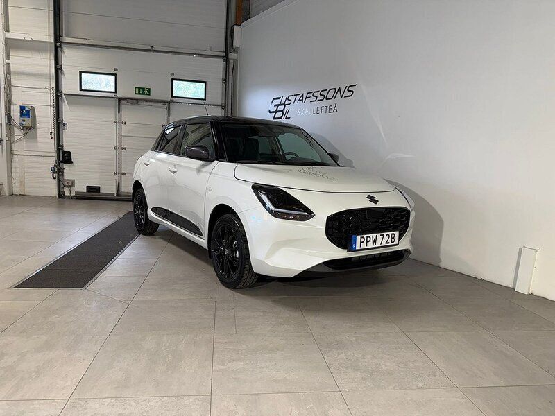 Vit Ny 2025 Suzuki Swift Halvkombi | 293 700 kr (Lite dyr) - Bild 1/4