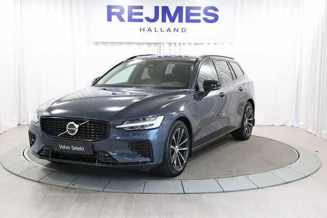 Mörkblå Begagnad 2025 Volvo V60 Plus Kombi | 459 500 kr (Marknadspris) - Bild 1/4