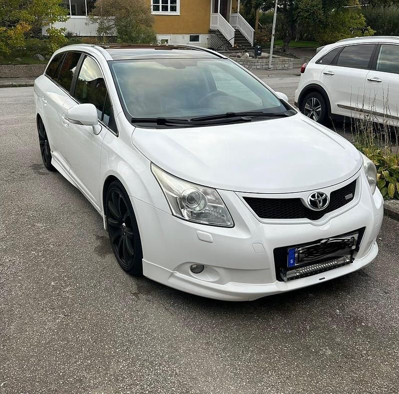 Begagnad 2010 Toyota Avensis Kombi | 52 000 kr (Marknadspris) - Bild 1/4