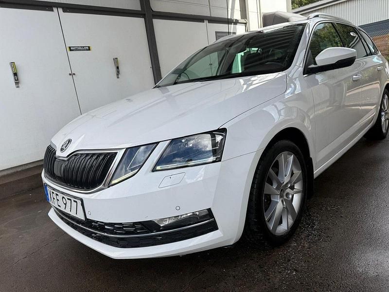 Vit Begagnad 2018 Skoda Octavia Style Kombi | 129 000 kr (Marknadspris) - Bild 1/4