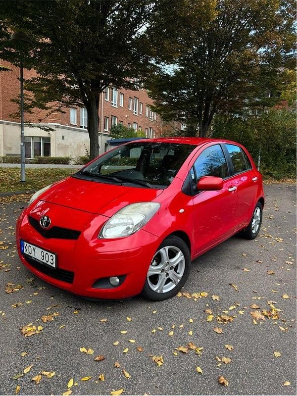 Röd Begagnad 2010 Toyota Yaris Halvkombi | 19 900 kr (Bra pris) - Bild 1/4