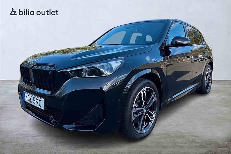 Svart Begagnad 2024 BMW iX1 SUV | 479 900 kr (Dyr) - Bild 1/1