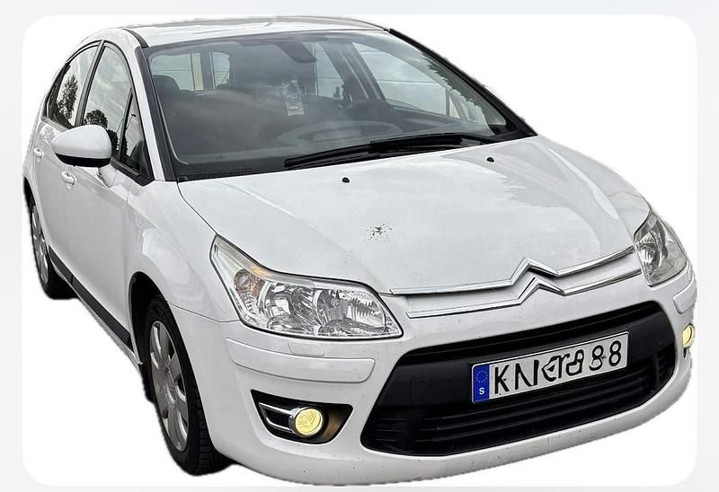 Vit Begagnad 2010 Citroën C4 Halvkombi | 19 500 kr (Marknadspris) - Bild 1/4