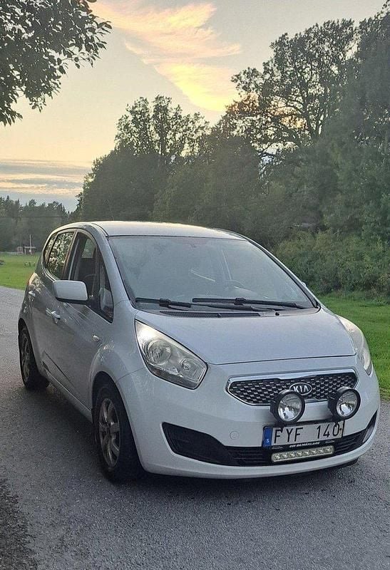 Vit Begagnad 2010 Kia Venga Halvkombi | 25 000 kr (Marknadspris) - Bild 1/4